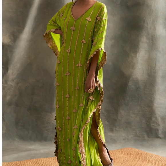 Beautiful floor length green kaftan with embroidered handmade lampi triangles. - Picture 4 of 14